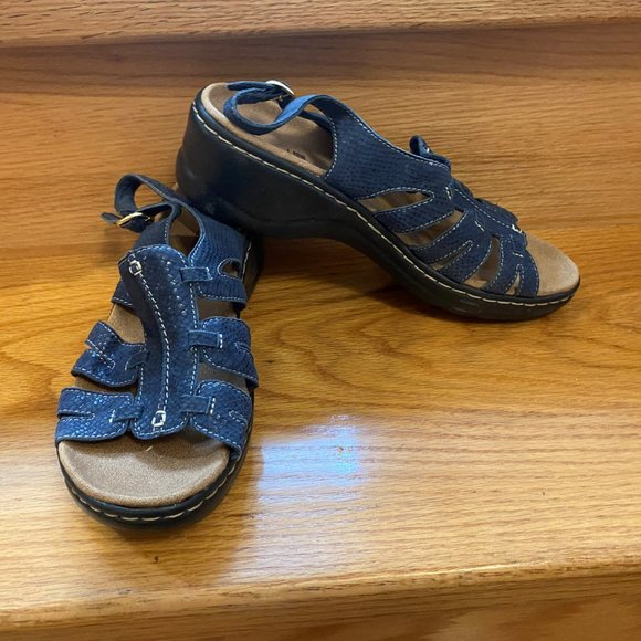 Clarks Blue Leather Sandle, adjustable ankle strap, Size 9 - Picture 4 of 7